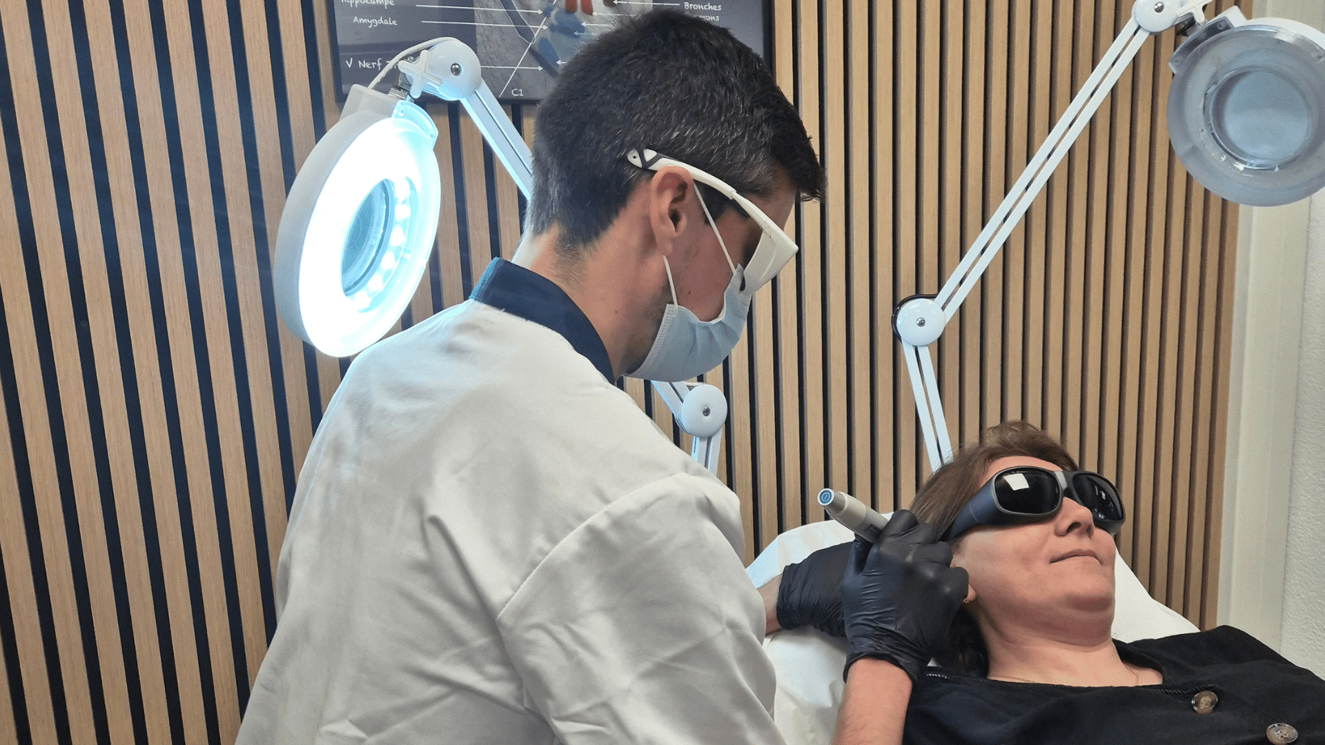 Praticien LaserAddict réalisant une séance de stimulation laser auriculaire pour accompagner l'arrêt du tabac.