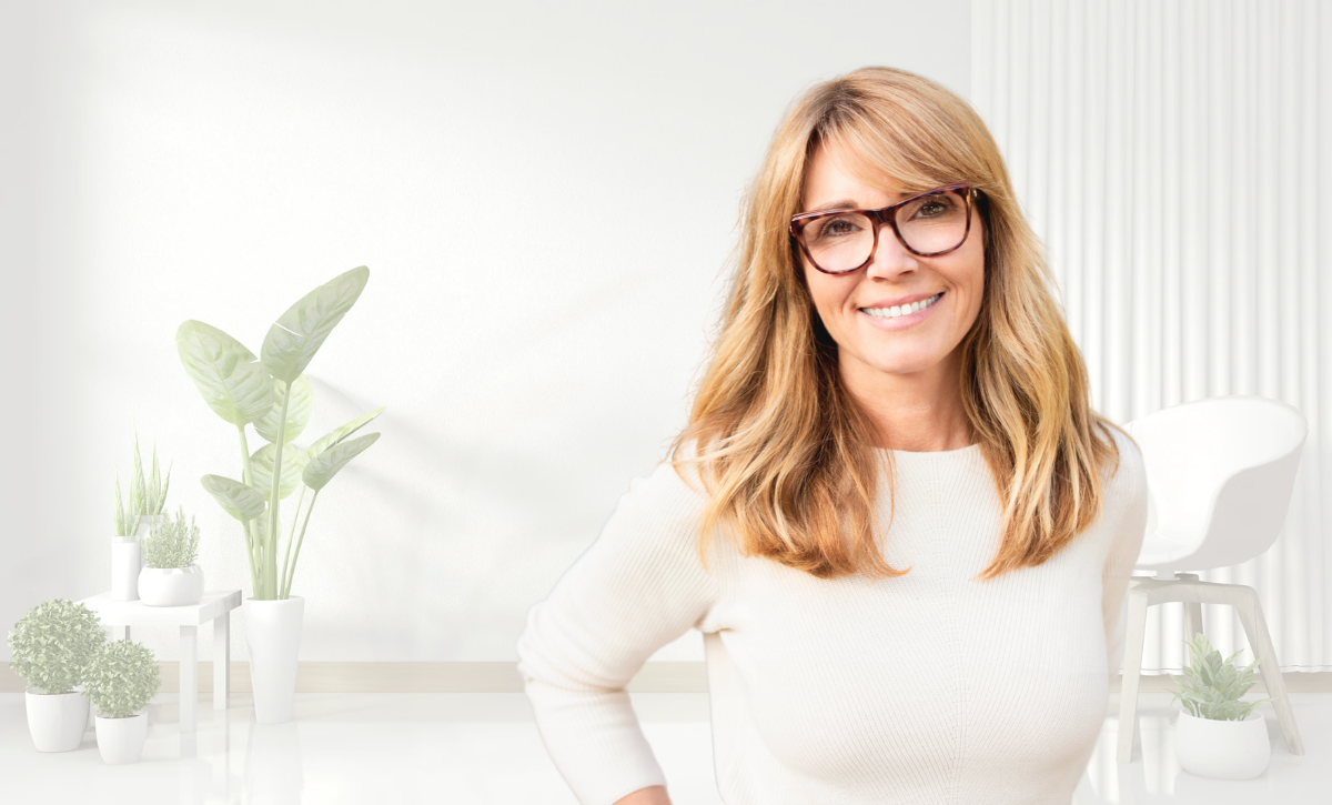 Femme d'environ 50 ans souriante, heureuse de commencer une nouvelle vie sans tabac et d'arrêter de fumer.