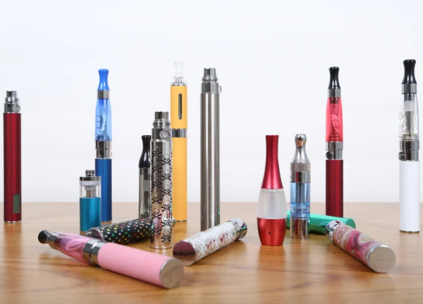 Cigarette électronique ou vapoteuse, une alternative à la cigarette traditionnelle utilisée par certains fumeurs pour arrêter le tabac.