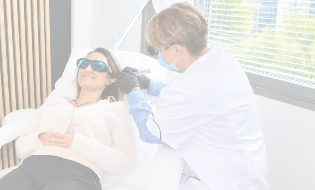 Femme recevant une séance de réflexologie auriculaire au laser doux, réalisée par une praticienne avec lunettes de protection, dans le cadre d'un accompagnement à l'arrêt du tabac.
