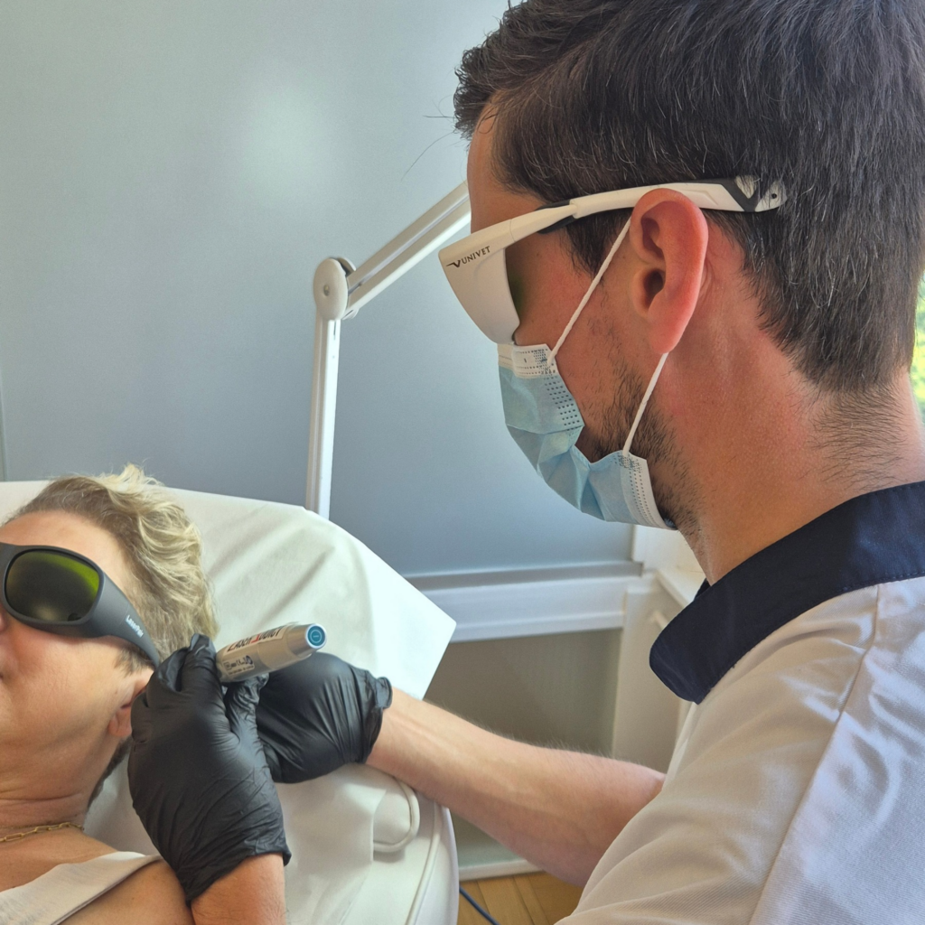 Praticien LaserAddict réalisant une séance de réflexologie auriculaire au laser doux, sans douleur, dans le cadre d'un accompagnement à l'arrêt du tabac.